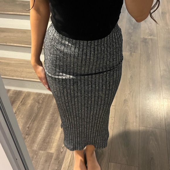 Grey knit ribbed midi skirt with side slits - Picture 3 of 5